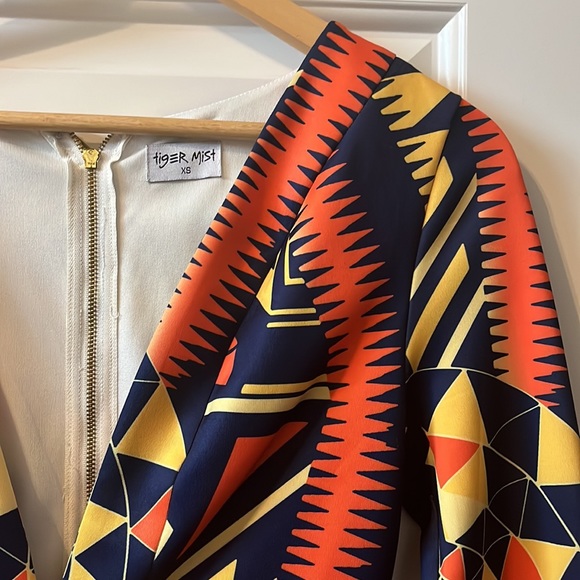 Geometric pattern low cut long-sleeve bodycon dress! 😍 - Picture 2 of 3